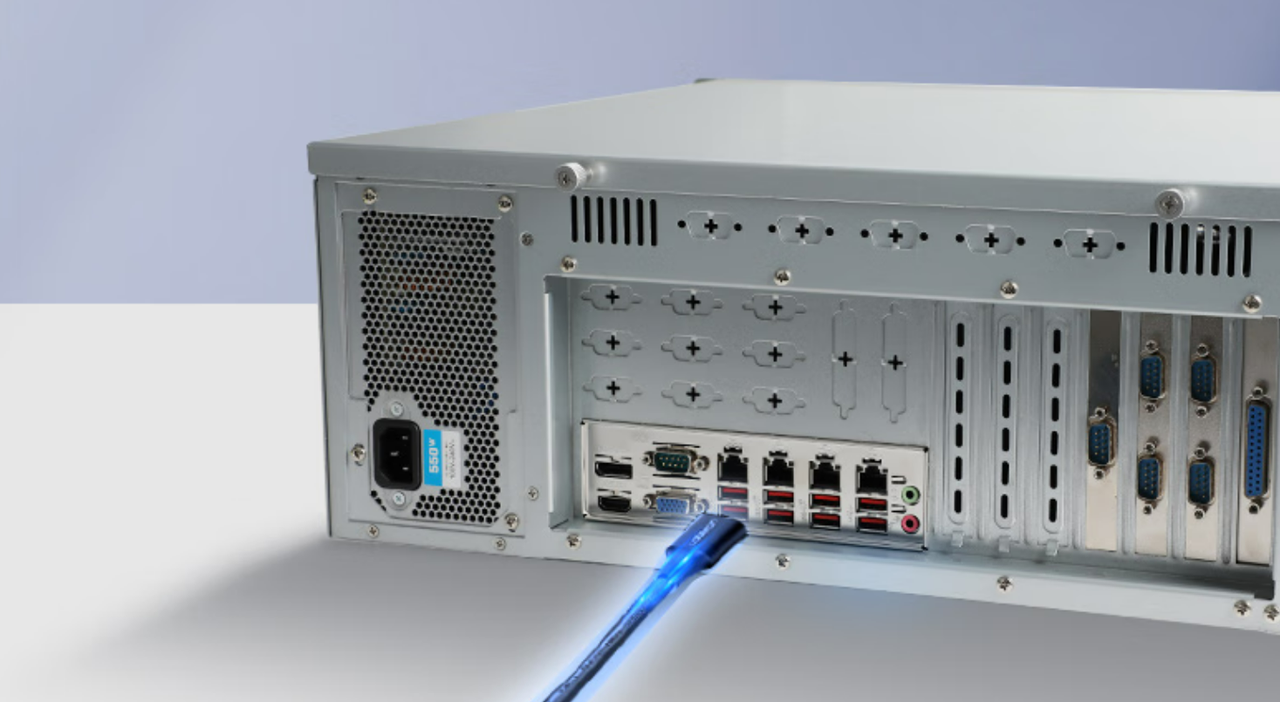 該設(shè)備板載7個(gè)PCIe插槽——1個(gè)PCIe*16（Gen15）或2個(gè)PCIe*8（Gen5），1個(gè)PCIe*1，4個(gè)PCI*4。